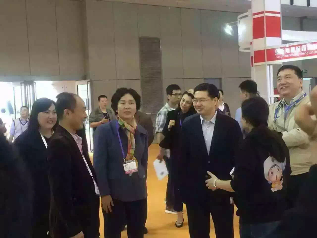 Jiang Manxia, Secretary General of China National  Household Paper Industry Association（CNHPIA）, and other leaders observe the booth of JWC Group .